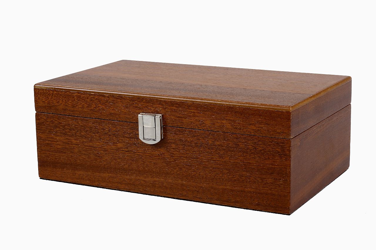 High Quality Chess Box - Sapele wood Veneer (24x15x8,5cm)